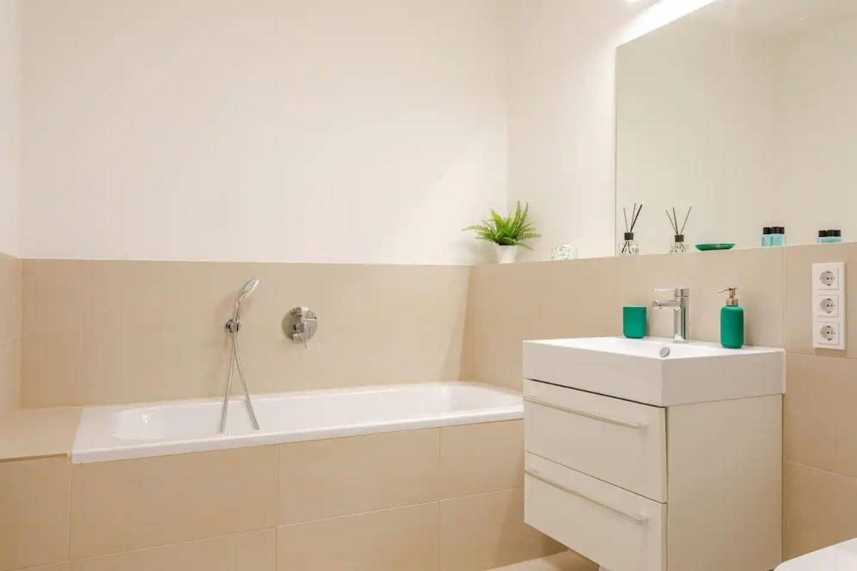 Hj 18 By Rockchair L Superhost Status L Super Flat, 2 Bedrooms 2 Bathrooms Balcony Elevator Welcomes You! *