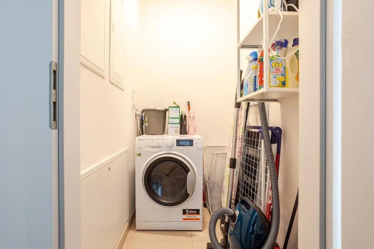 Hj 18 By Rockchair L Superhost Status L Super Flat, 2 Bedrooms 2 Bathrooms Balcony Elevator Welcomes You!