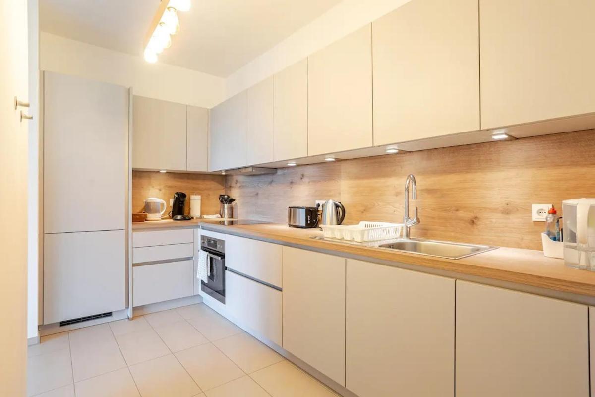 Hj 18 By Rockchair L Superhost Status L Super Flat, 2 Bedrooms 2 Bathrooms Balcony Elevator Welcomes You! Appartement *