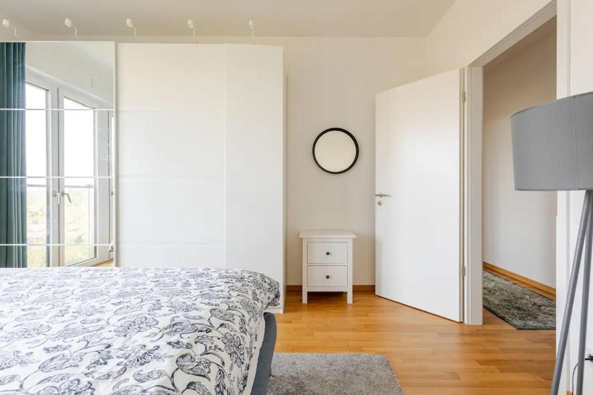 Hj 18 By Rockchair L Superhost Status L Super Flat, 2 Bedrooms 2 Bathrooms Balcony Elevator Welcomes You! Berlijn