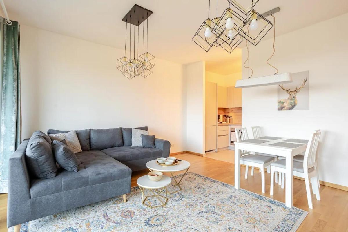 Hj 18 By Rockchair L Superhost Status L Super Flat, 2 Bedrooms 2 Bathrooms Balcony Elevator Welcomes You! *