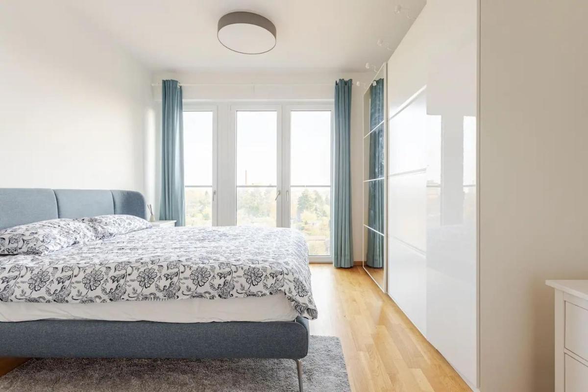 Hj 18 By Rockchair L Superhost Status L Super Flat, 2 Bedrooms 2 Bathrooms Balcony Elevator Welcomes You! Berlijn