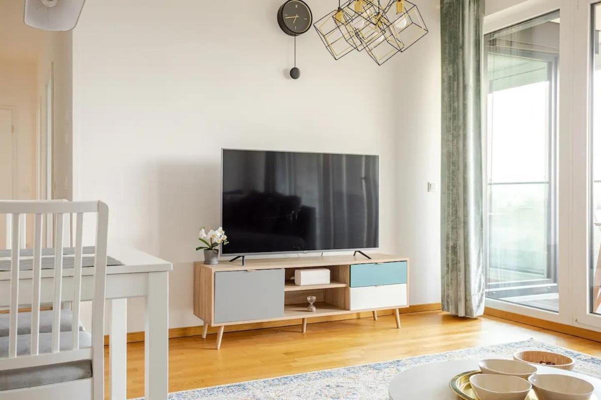 Hj 18 By Rockchair L Superhost Status L Super Flat, 2 Bedrooms 2 Bathrooms Balcony Elevator Welcomes You! *