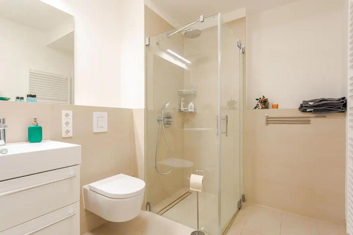 Hj 18 By Rockchair L Superhost Status L Super Flat, 2 Bedrooms 2 Bathrooms Balcony Elevator Welcomes You! Berlijn