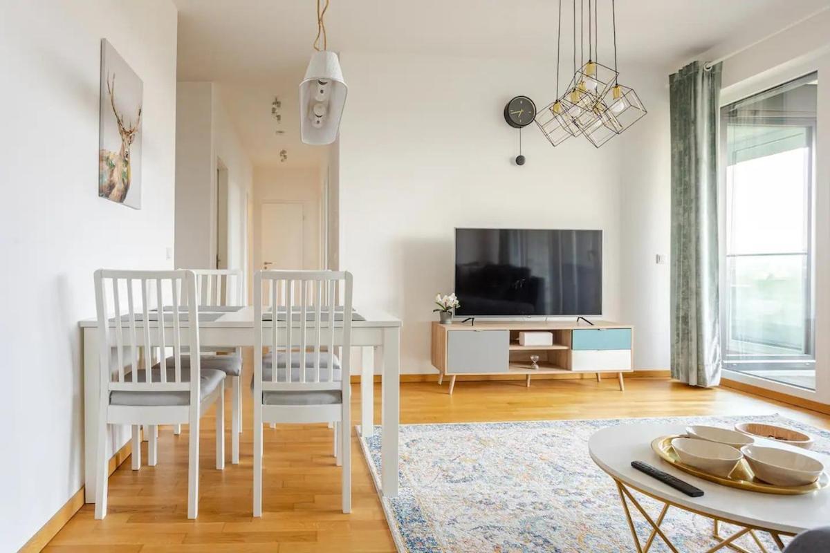 Hj 18 By Rockchair L Superhost Status L Super Flat, 2 Bedrooms 2 Bathrooms Balcony Elevator Welcomes You! * Berlijn