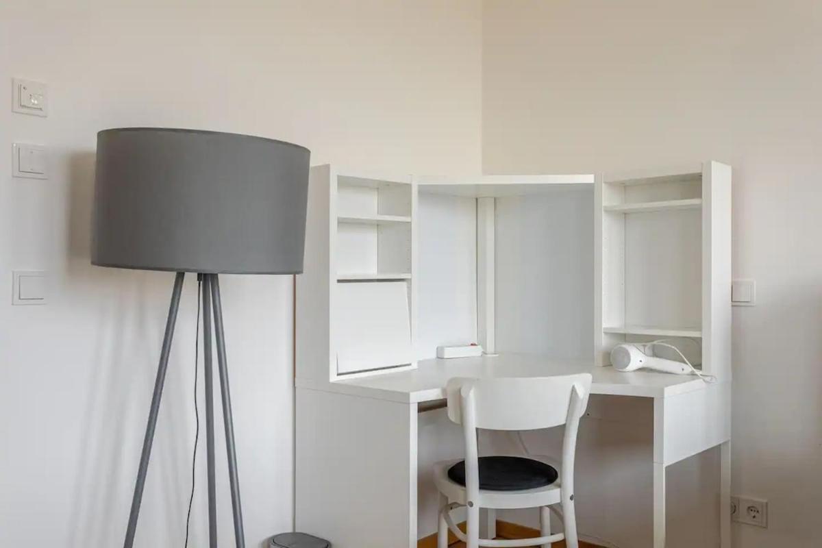 Hj 18 By Rockchair L Superhost Status L Super Flat, 2 Bedrooms 2 Bathrooms Balcony Elevator Welcomes You!