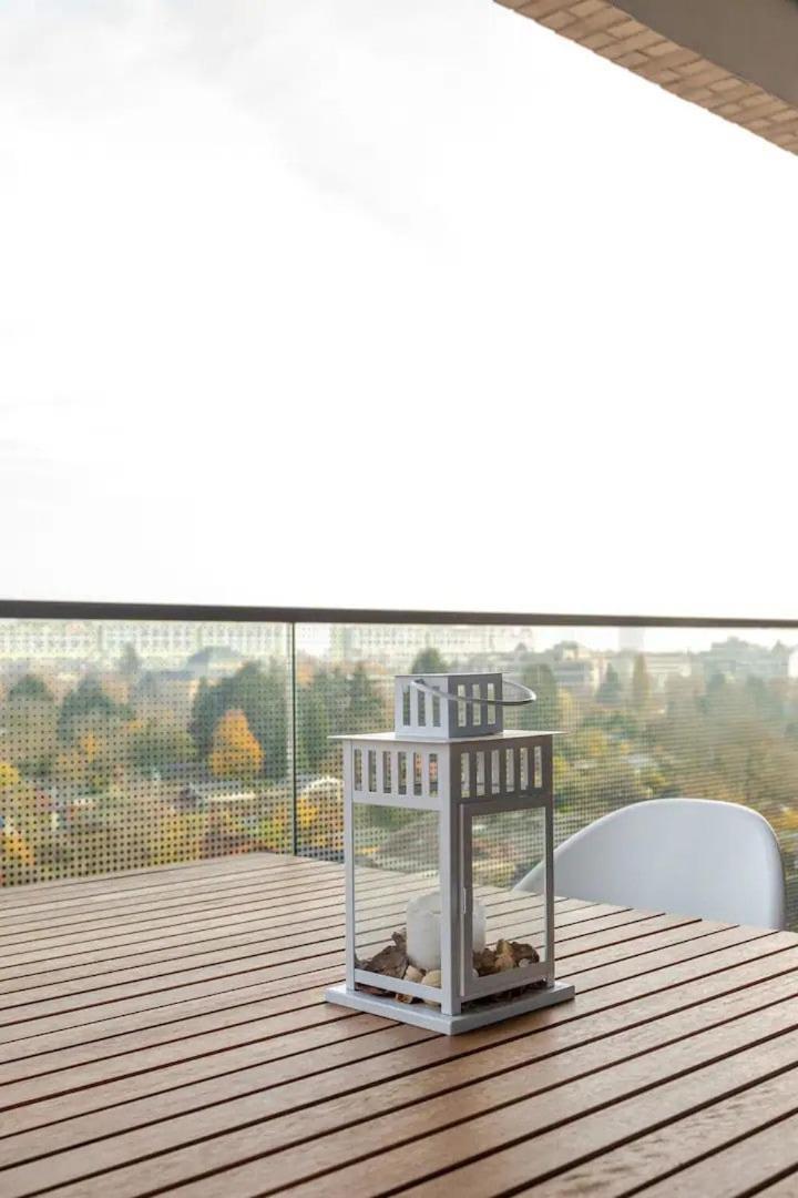 Hj 18 By Rockchair L Superhost Status L Super Flat, 2 Bedrooms 2 Bathrooms Balcony Elevator Welcomes You! *