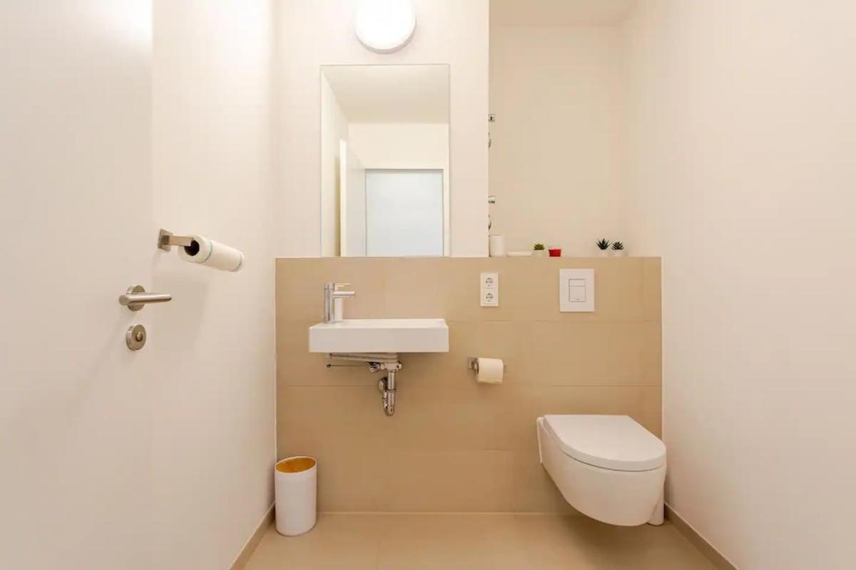 Hj 18 By Rockchair L Superhost Status L Super Flat, 2 Bedrooms 2 Bathrooms Balcony Elevator Welcomes You! Appartement Berlijn