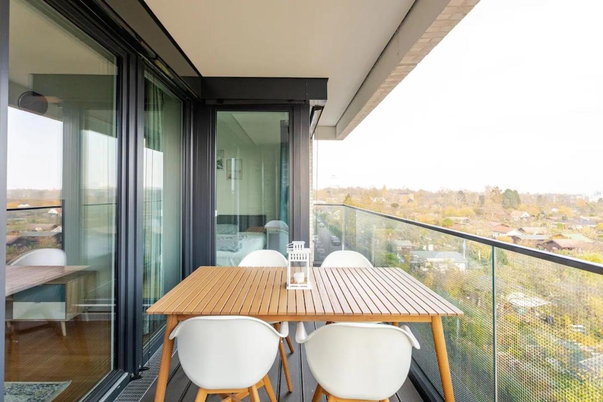 Hj 18 By Rockchair L Superhost Status L Super Flat, 2 Bedrooms 2 Bathrooms Balcony Elevator Welcomes You! Berlijn